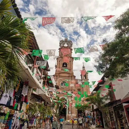 Оживленная улица в Пуэрто-Вальярта, Мексика