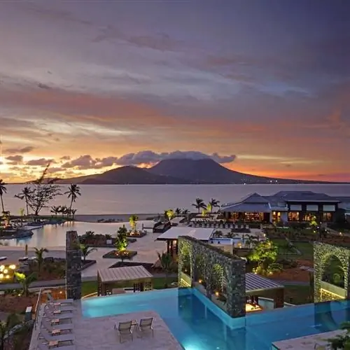 СЕНТ-КИТС, СЕНТ-КИТС И НЕВИС -19 НОЯБРЯ 2017 г. - Яркий оранжевый восход солнца над Park Hyatt St Kitts, роскошным высококлассным гостиничным курортом в Кристофер-Харборе, Сент-Китс.