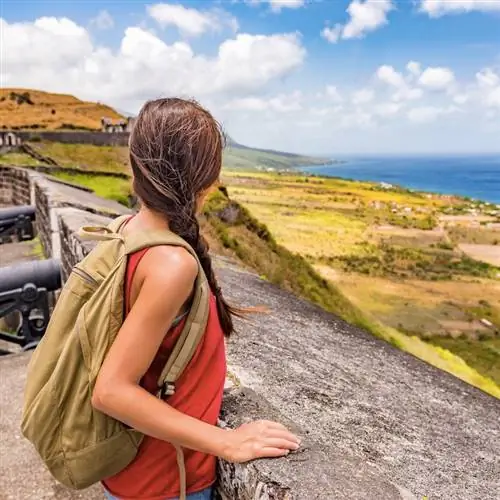 Девушка-туристка на круизном острове Сент-Китс посещает национальный парк Бримстоун-Хилл-Фортрес в отпуске. Женщина на карибском круизном лайнере, идущая на пушечном наблюдателе