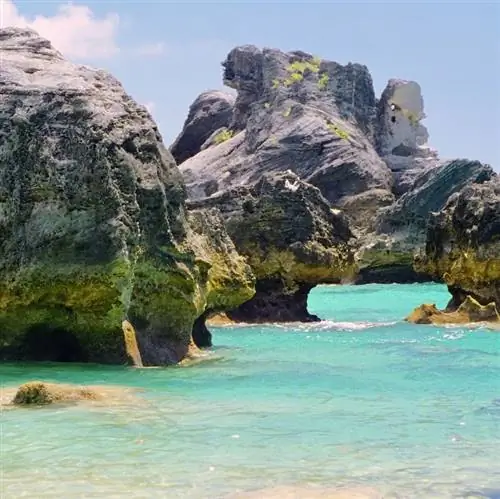 бирюзовые воды и скалы Бермудских островов