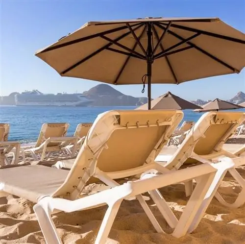 Шезлонги на пляже в Лос-Кабосе