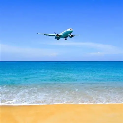 Самолет приближается к тропическому пункту назначения, концепция путешествия по Карибскому морю