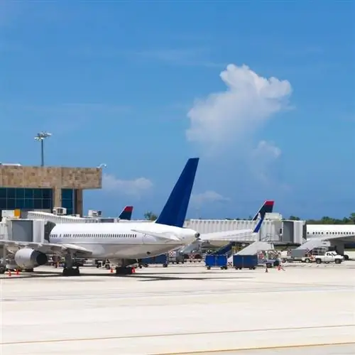 Самолет припаркованный в аэропорту Канкуна, Канкун, Мексика