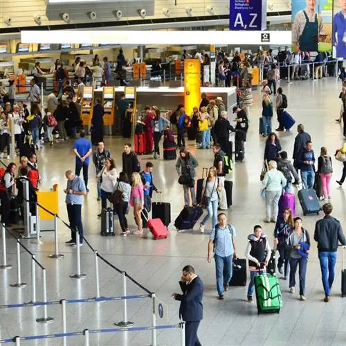 Оживленный зал во Франкфурте в главном международном аэропорту, Германия