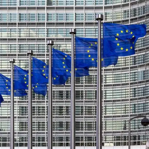 Ряд флагов ЕС перед парламентом ЕС в Брюсселе, Бельгия, Европейский Союз