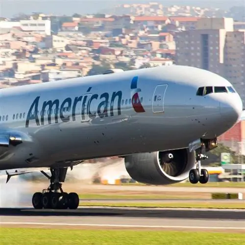 Самолет американских авиалиний взлетает