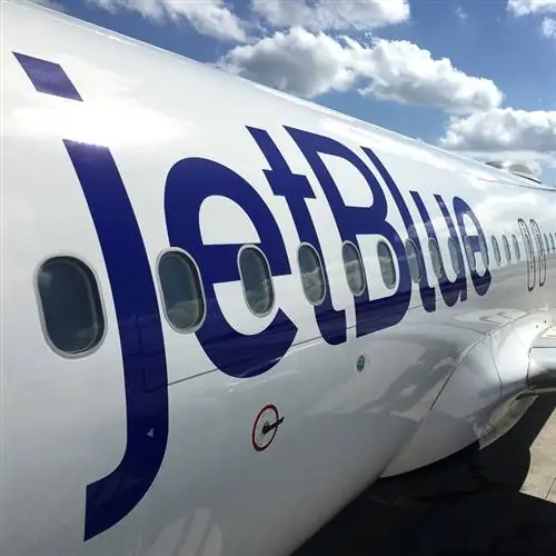 реактивный синий самолет