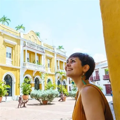 Молодая женщина, путешествующая как туристка в Картахене, Колумбия