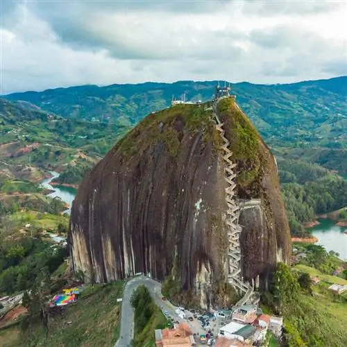 Вид с воздуха на скалу Гуатапе, Колумбия