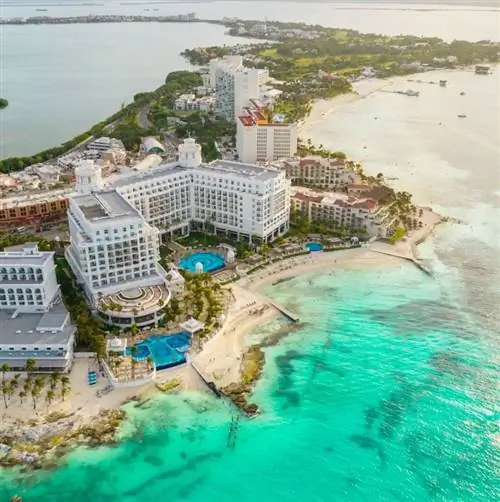 Пляж Канкуна и отели на закате