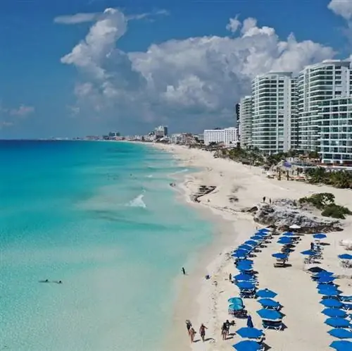 Люди на пляже в Канкуне
