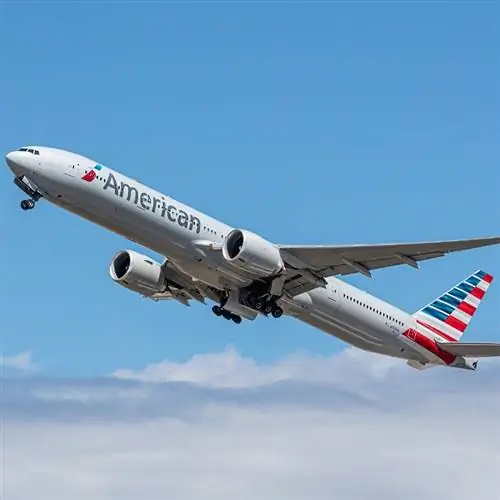Самолеты American Airlines взлетают
