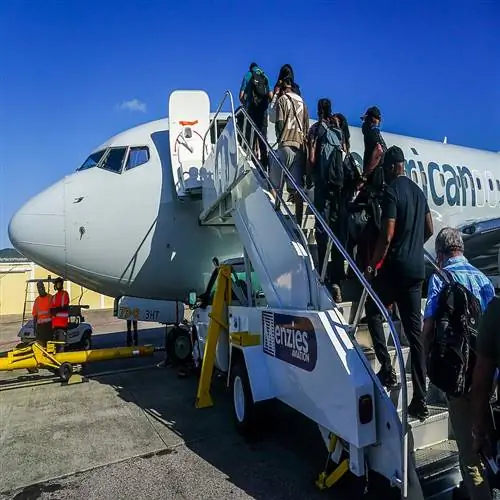 Пассажиры садятся на самолет American Airlines в неизвестном аэропорту