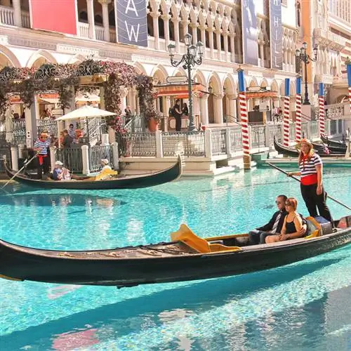 Туристы в венецианской гондоле в Лас-Вегасе, Невада, США