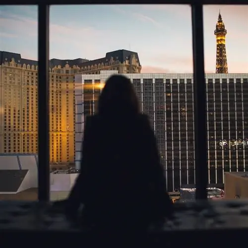 Женщина наблюдает за видом на отель в Лас-Вегасе, Невада, США