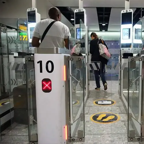 Путешественник, использующий EGate для получения международного паспорта