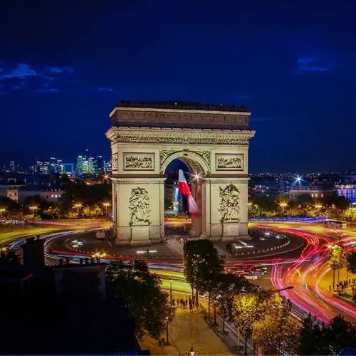 Триумфальная арка ночью в Париже, Франция