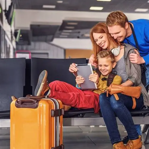 Семья в аэропорту собирается сесть на рейс на День благодарения