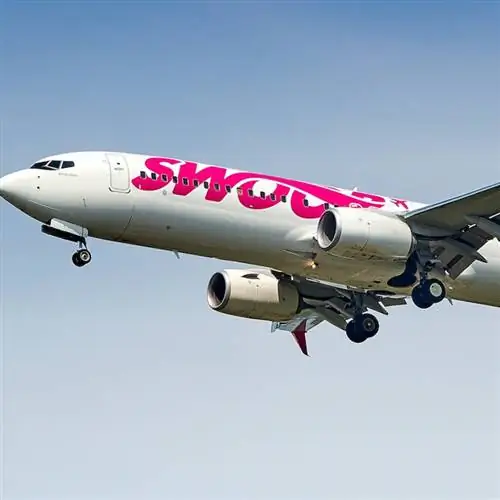 Боинг 737-800 авиакомпании Swoop Airlines приземляется на своей базе в Гамильтоне, Онтарио.