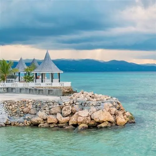 Беседки и пляж в Монтего Бэй, Ямайка