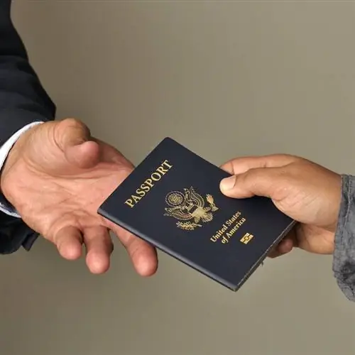 Путешественник вручает паспорт США персоналу аэропорта или пограничному агенту, концепция международного путешествия