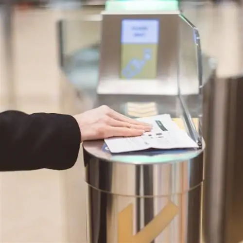 Путешественник сканирует электронный посадочный талон в аэропорту