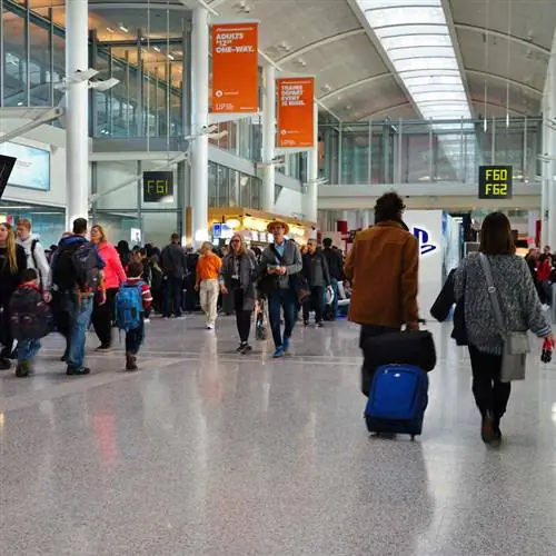 Пассажиры, следующие транзитом в международный аэропорт Торонто Пирсон, Канада