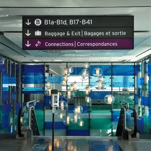 Зал прибытия в международном аэропорту Торонто Пирсон, Торонто, Канада, Концепция международного путешествия