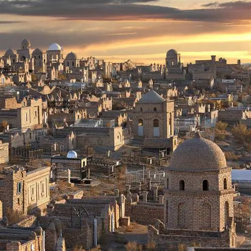 Вид на закат исторического некрополя Миздахан в Нукусе, Узбекистан, Центральная Азия