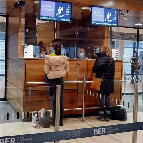 Путешественники, проходящие собеседование на границе в международном пункте въезда в Берлин, Германия