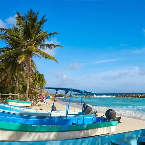 Лодки на пляже в Косумеле, Мексика