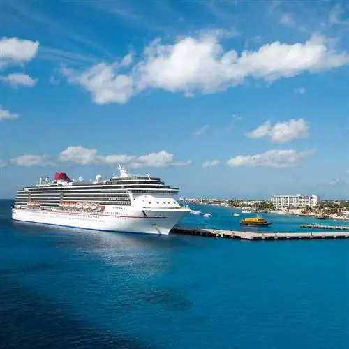 Круизный лайнер приближается к острову Косумель, Мексика