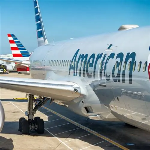 Самолет American Airlines припаркован в неустановленном аэропорту с логотипом перевозчика