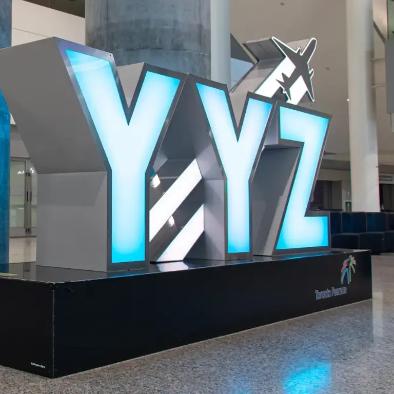 Знак YYZ в Toronto Pearson International, Онтарио, Канада