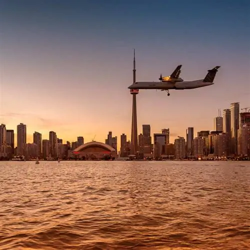 Самолет приближается или вылетает из Торонто, Онтарио, Канада