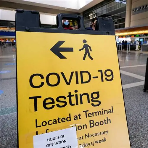 Знак места тестирования Covid в аэропорту