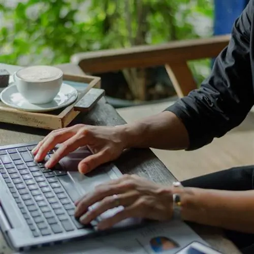 цифровой кочевник в кафе