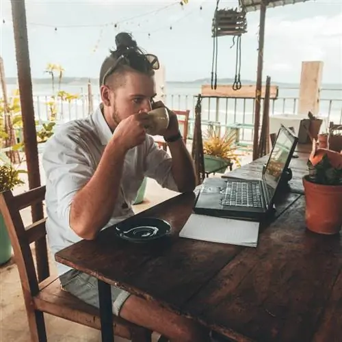 мужчина работает в кафе