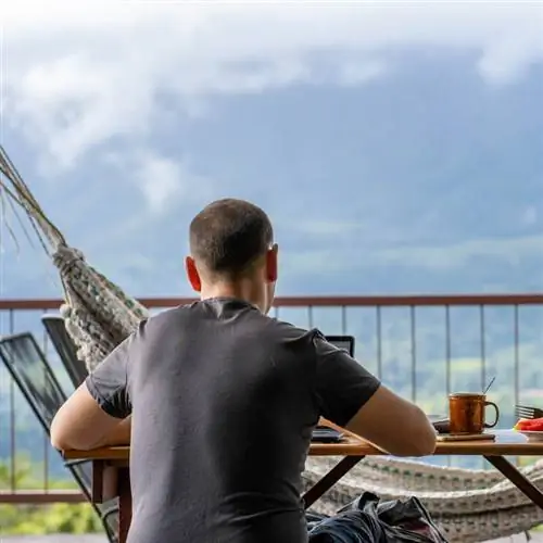 мужчина работает в кафе