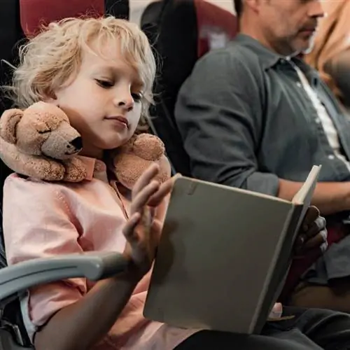 мальчик читает