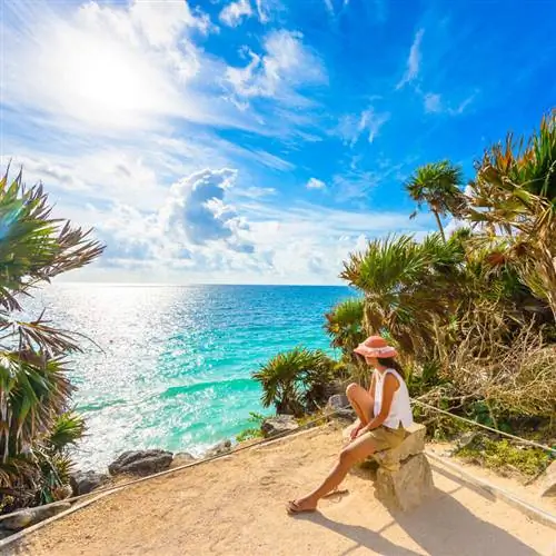 Молодая женщина смотрит на океан, Тулум, Ривьера Майя, Мексиканский Карибский бассейн, Мексика