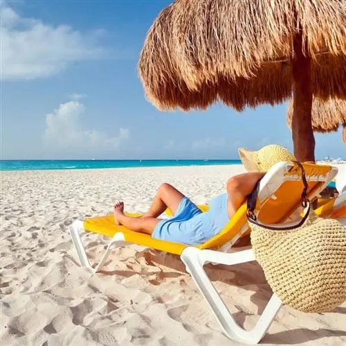 Женщина отдыхает на шезлонге на Ямайке