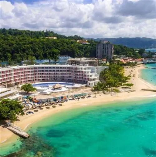 Внешний бассейн Royal Decameron Cornwall Beach и вид на пляж на Ямайке