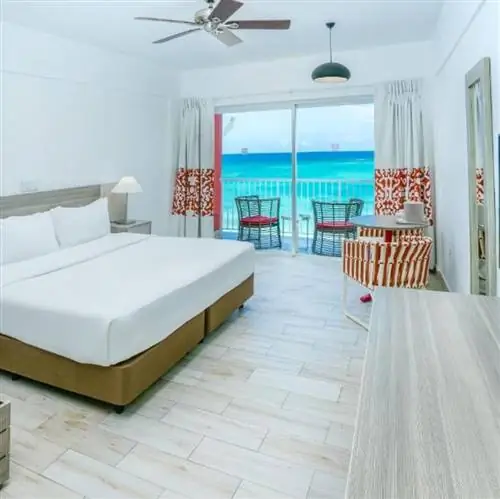 Номер Royal Decameron Cornwall с видом на пляж на Ямайке
