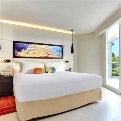 Номер Royalton White Sands Montego Bay с видом на залив