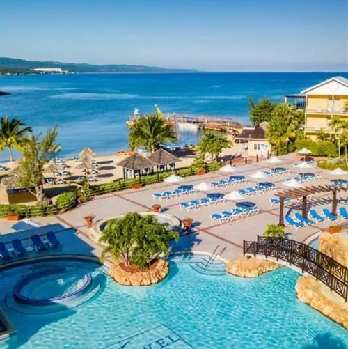 Вид на внешний бассейн Jewel Paradise Cove