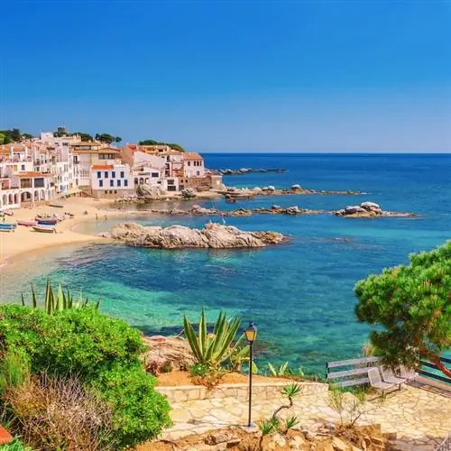 вид с воздуха на пляж Коста Брава и береговую линию в течение дня, великолепный пляж недалеко от Барселоны, Испания.