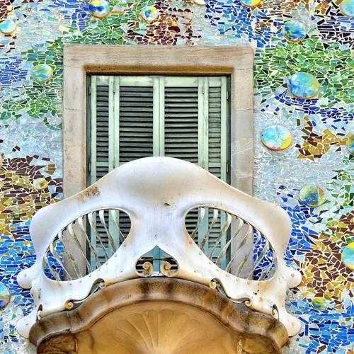 красочная стена и художественная скульптура крупным планом в Барселоне, Испания.