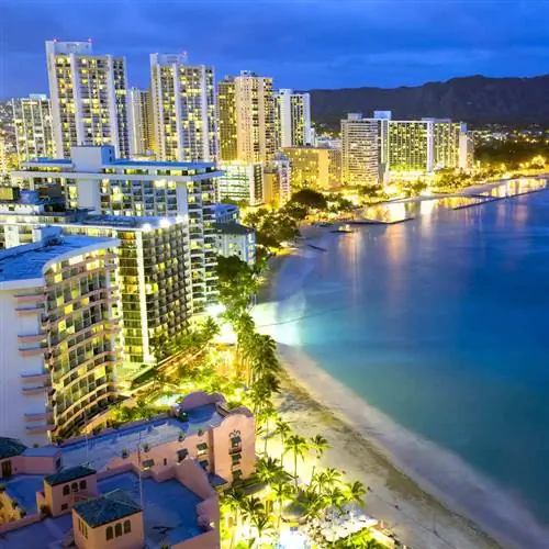 Ночной вид на Гонолулу, Гавайи, США