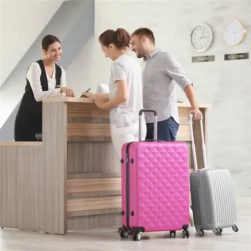 Пара, регистрирующаяся у стойки отеля, концепция путешествия